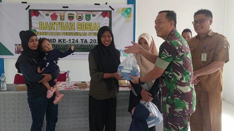 Jelang Penutupan TMMD ke-124 Kodim 0320 Dumai, TNI dan Warga Berjibaku Gotong Royong Cor Masjid Al-Ikhsan