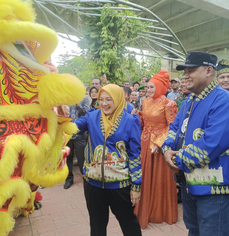 Tarian dari Lintas Suku dan Ras Meriahkan Pesta Rakyat Dr Afni Z - Syamsurizal