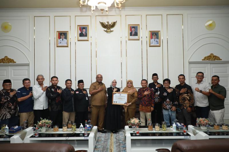 Bupati Siak Afni Z Terima Penghargaan dari KPU RI
