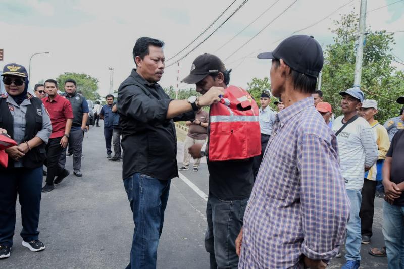 Tampung Aspirasi Pengojek, Dishub Bengkalis Bagikan Rompi dan Stiker di Pelabuhan Roro