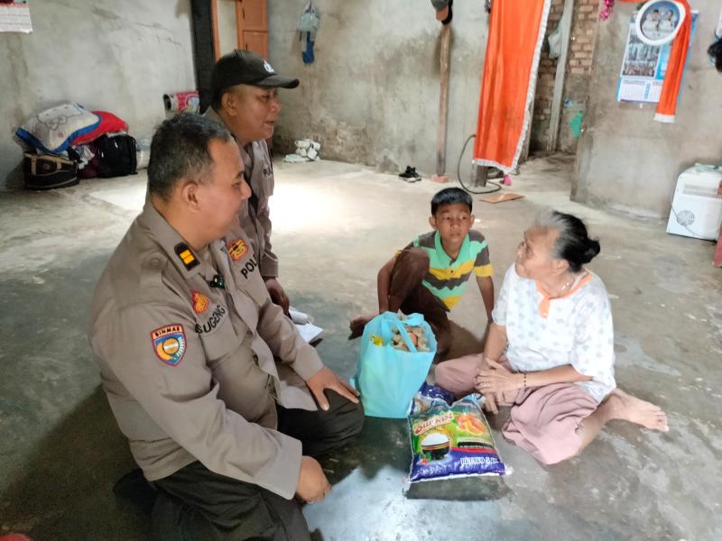 Polsek Tualang Bantu Lansia Pencari Rongsokan, Hidupi 3 Cucu di KPST