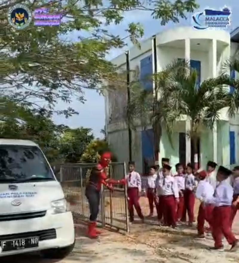 Cara Unik MBG di Bengkalis, Spiderman Antar Makanan Disambut Riang Siswa