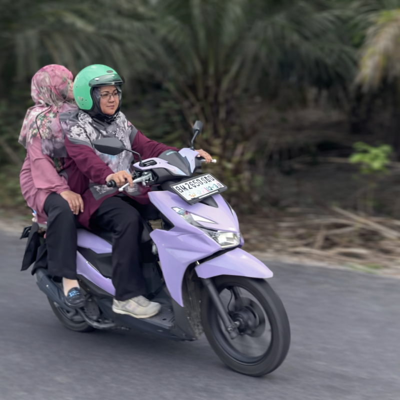 kendarai-sepeda-motor-bupati-afni-safari-ramadan-dari-pintu-ke-pintu