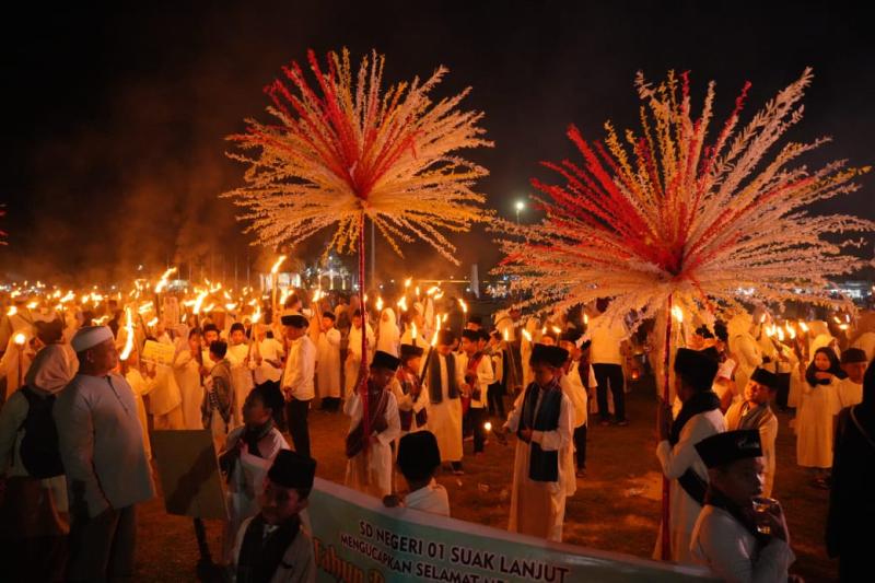bupati-afni-hidupkan-kembali-tradisi-pawai-obor-di-siak