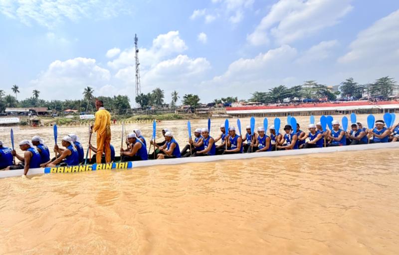 Mahasiswa KKN Abdurrab Ikut Rawat Tradisi Pacu Jalur