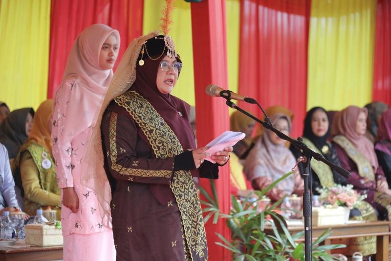 Berbaju Melayu Sultanah Latifah, Bupati Afni Pimpin Upacara HUT Siak