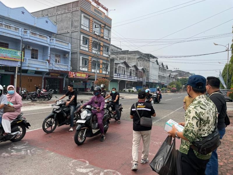 pwi-dan-puskesmas-bengkalis-salurkan-500-masker-gratis-untuk-warga-terdampak-kabut-asap